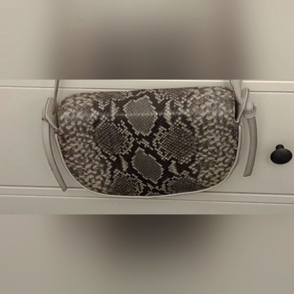 Banana Republic Italian leather snakeskin print shoulder strap purse used - Picture 4 of 10